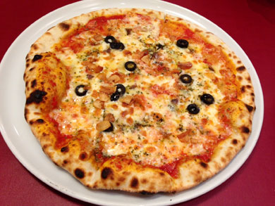 pastatopizza-アンチョビとブラックオリーブのピザ