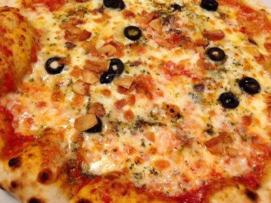 pastatopizza-アンチョビとブラックオリーブのピザ2